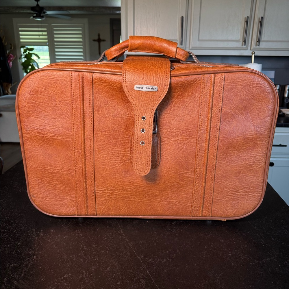 Vintage 1970s World Traveler Bag!